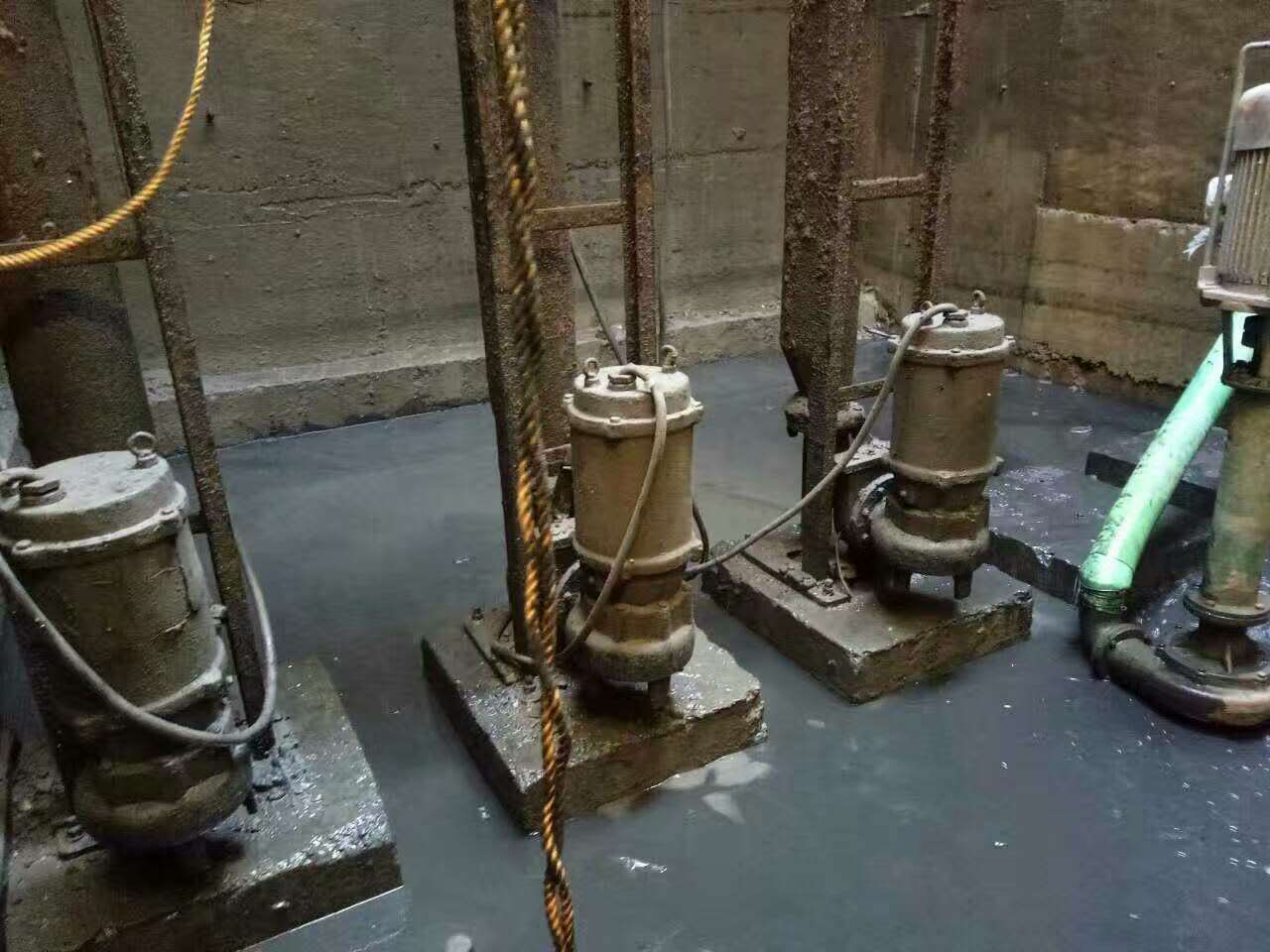 高港污水池清理